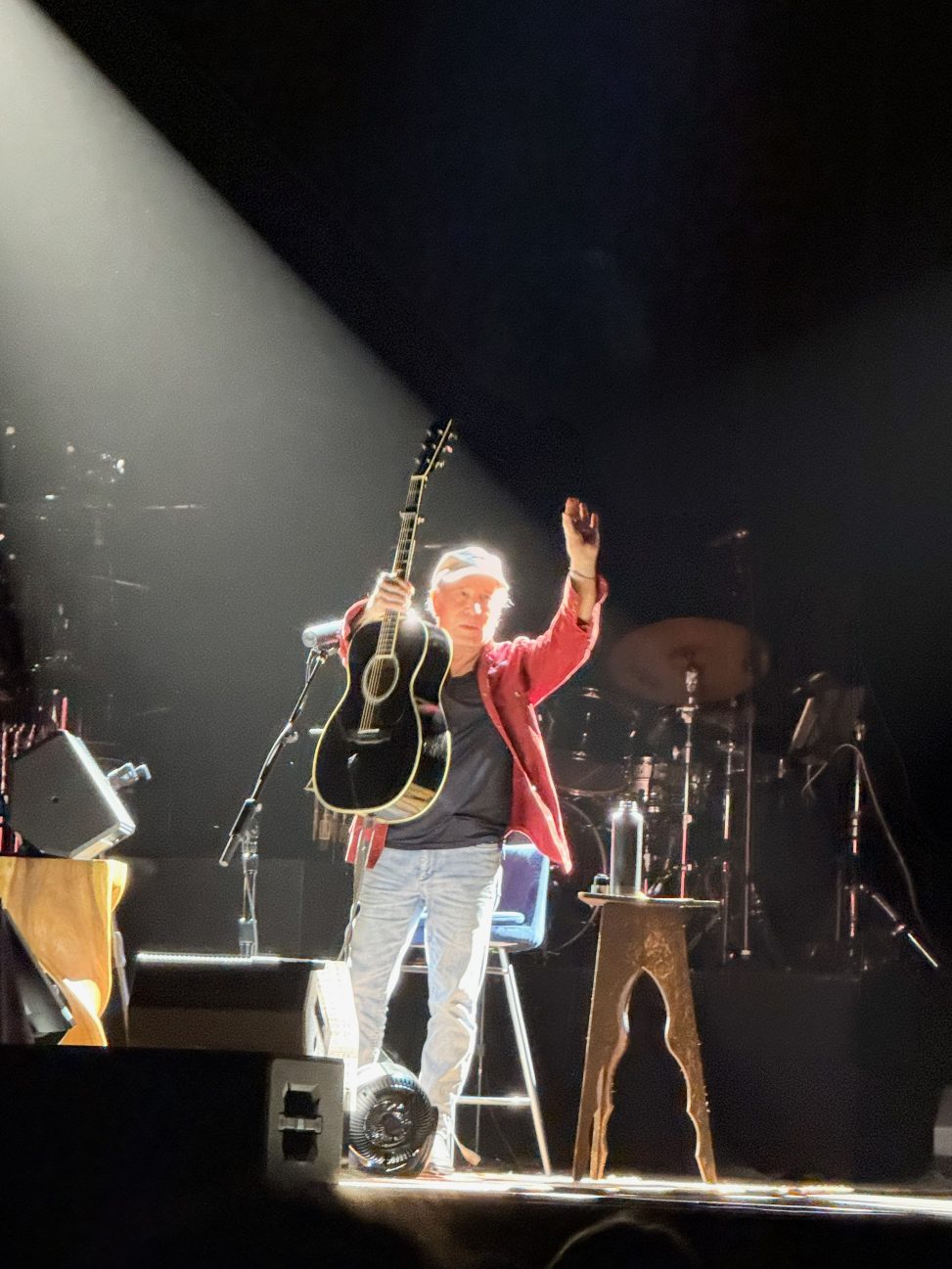 Paul Simon with a guitar